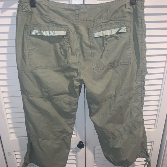 Reference green cargo Capri pants women’s size medium - Picture 4 of 6